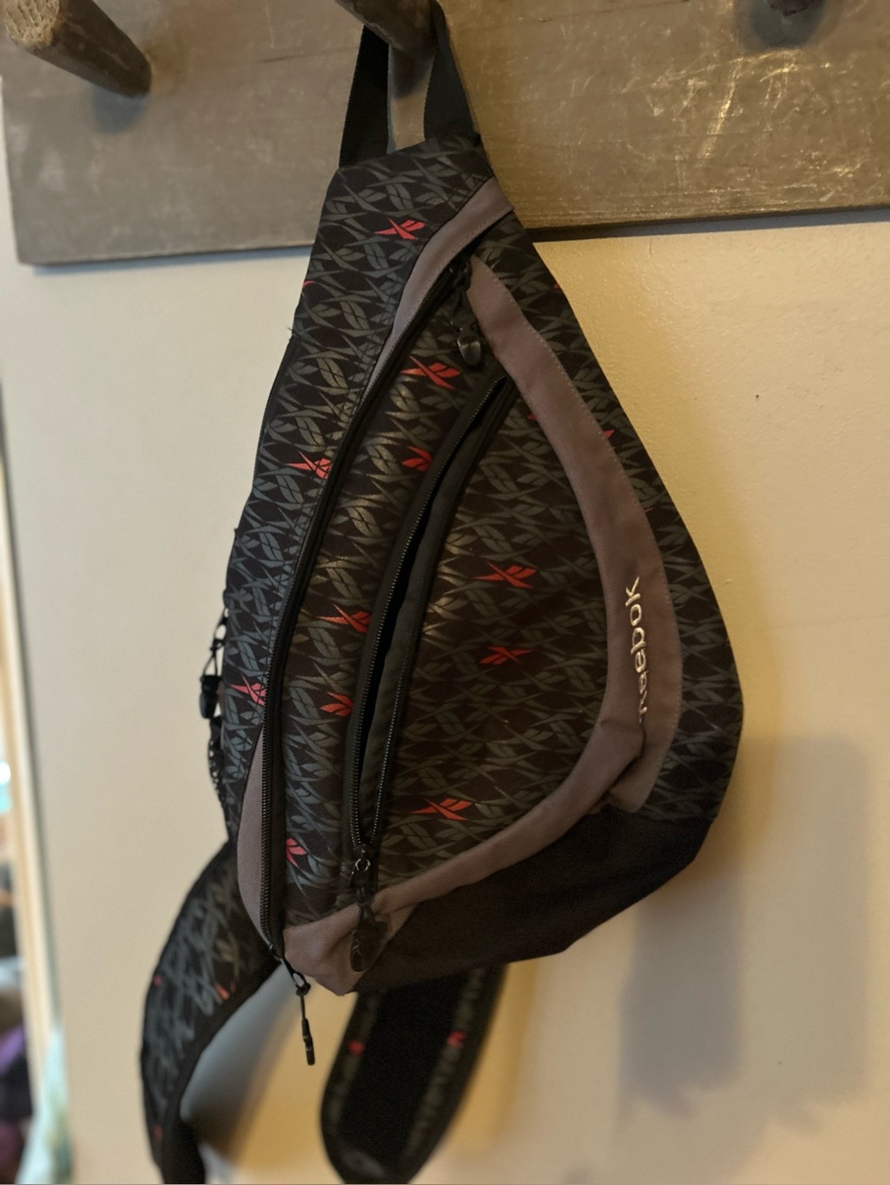 Reebok sling sports bag / like new - Picture 13 of 15